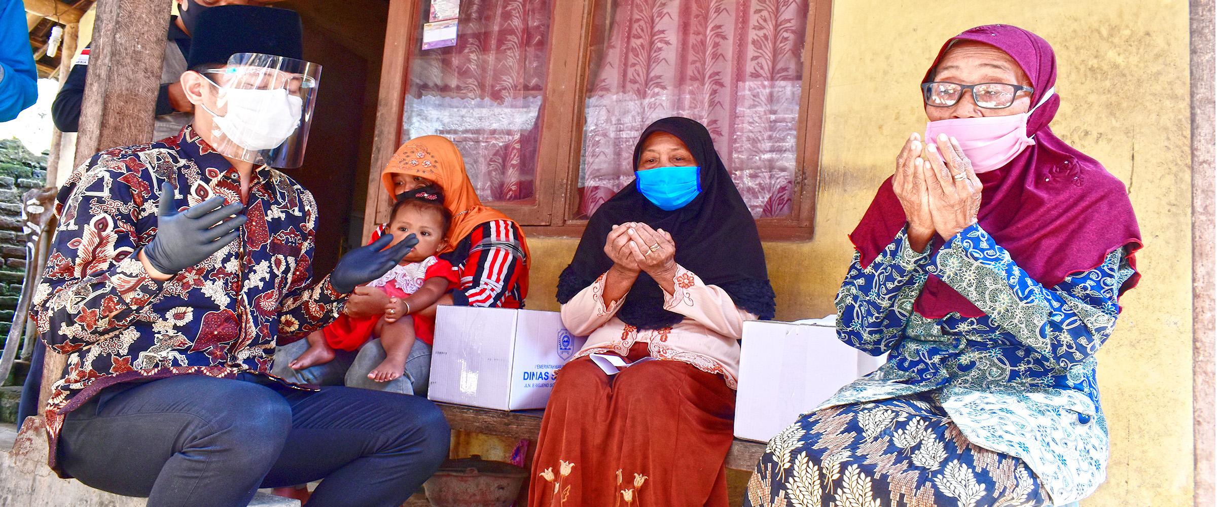 Bupati Trenggalek Serahkan Bantuan Sosial berupa paket sembako