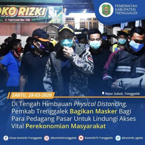 DI TENGAH HIMBAUAN PHYSICAL DISTANCING, PEMKAB TRENGGALEK BAGIKAN MASKER BAGI PEDAGANG PASAR UNTUK LINDUNGI AKSES VITAL PEREKONOMIAN MASYARAKAT