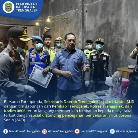 BERSAMA FORKOPIMDA, SEKRETARIS DAERAH KAB. TRENGGALEK TERJUN LANGSUNG MEMBERIKAN HIMBAUAN KEPADA MASYARAKAT TERKAIT DENGAN SOCIAL DISTANCING PENCEGAHAN PENYEBARAN VIRUS CORONA