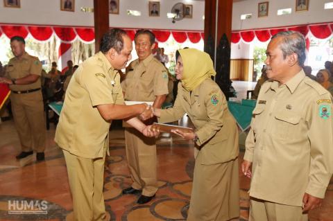 105 PNS di Kabupaten Trenggalek Terima SK Pensiun dari Bupati