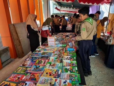 DINAS KEARSIPAN DAN PERPUSTAKAAN KABUPATEN TRENGGALEK GELAR BAZAR BUKU MURAH DI HALAMAN GEDUNG PERPUSTAKAAN TRENGGALEK