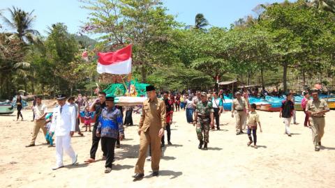 LABUH LAUT DI PANTAI NJOKERTO PANGGUL BERLANGSUNG MERIAH